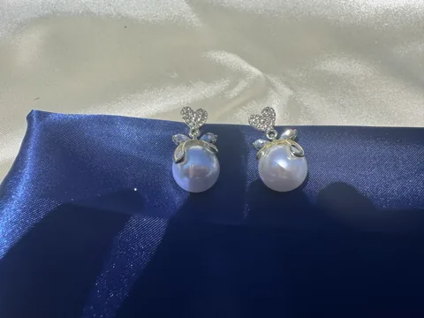 Für alle, die einen sanften, cremigen und leicht französischen Look mögen. Passt gut zu Dates, Wochenenden, Cafés und Frühlings- oder Sommerlooks. von Luvia Studio Bild 2