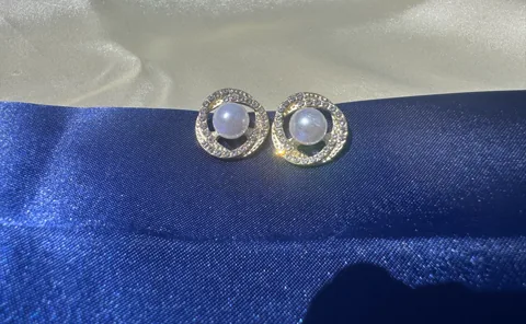 Für alle, die einen sanften, cremigen und leicht französischen Look mögen. Passt gut zu Dates, Wochenenden, Cafés und Frühlings- oder Sommerlooks. von Luvia Studio