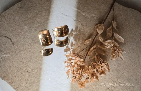 Molten Gold Stud von Luvia Studio