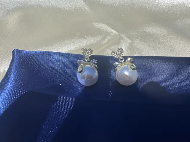 Für alle, die einen sanften, cremigen und leicht französischen Look mögen. Passt gut zu Dates, Wochenenden, Cafés und Frühlings- oder Sommerlooks. von Luvia Studio