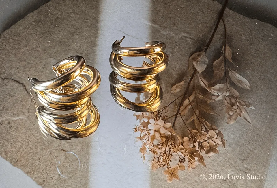 Golden Orbit Hoop von Luvia Studio